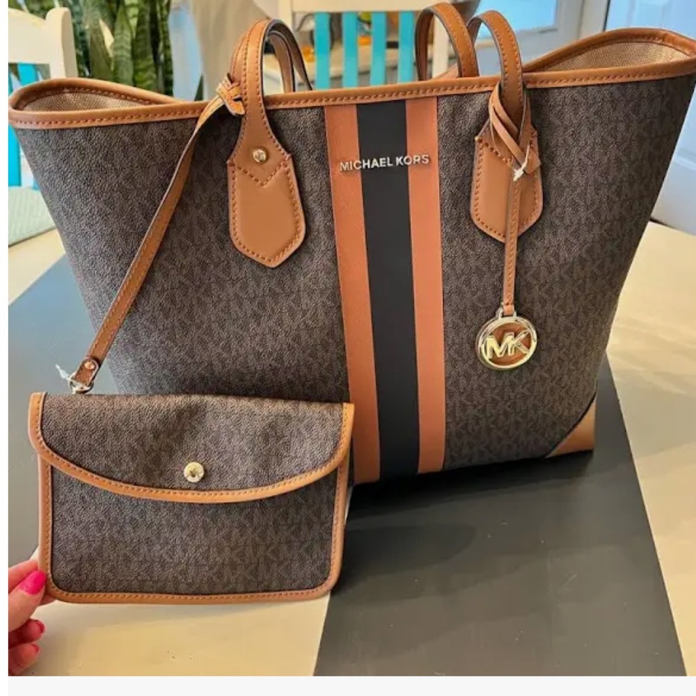 Michael Kors large bag in great condition. Comes with an envelope wallet.